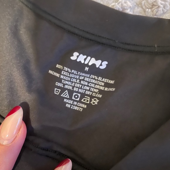 Skims Fits Everyone t-shirt - Picture 2 of 4